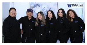 Equipo dental profesional de Innova Prosthodontics que brinda atención avanzada sobre implantes